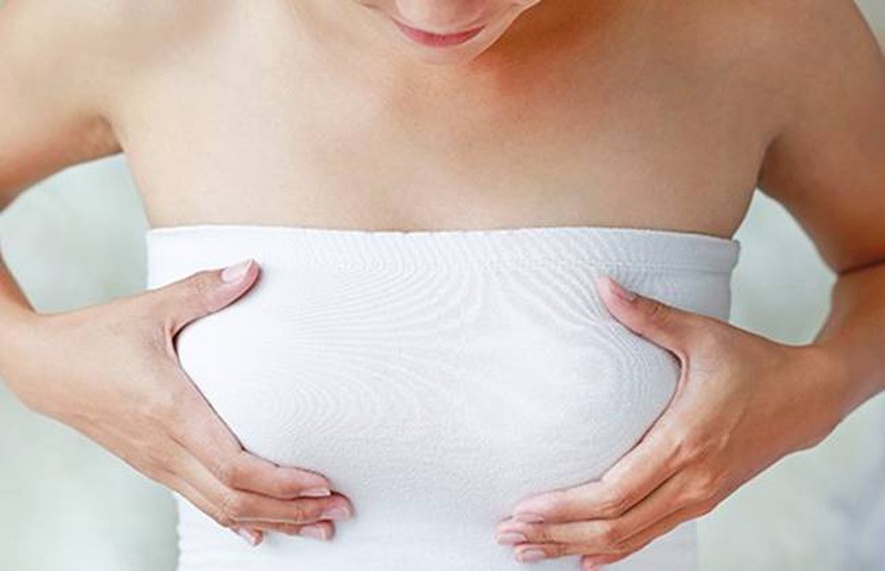Dấu hiệu mang thai 3 tháng đầu - căng tức bầu ngực
