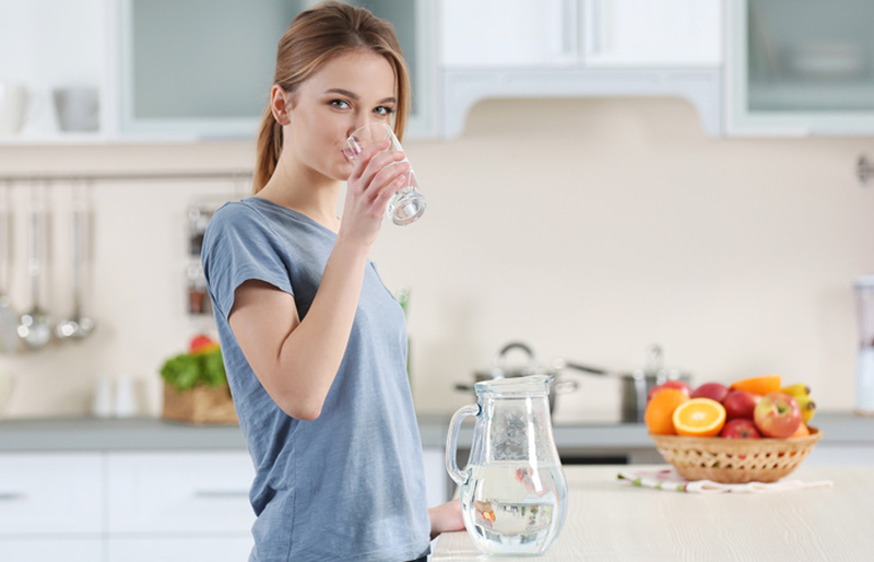 Uống khoảng 2 lít nước mỗi ngày để mẹ và bé có sức khỏe tốt